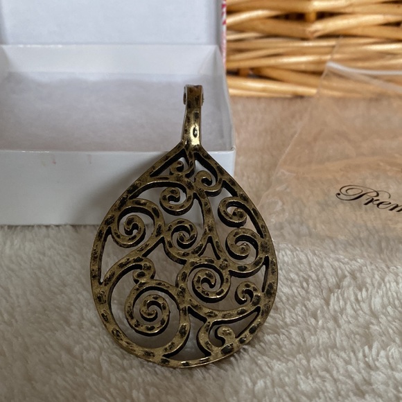 Premier Designs Statement hinged pendant - Picture 11 of 12